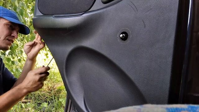 Снятие обшивки задней двери Шевроле Нива