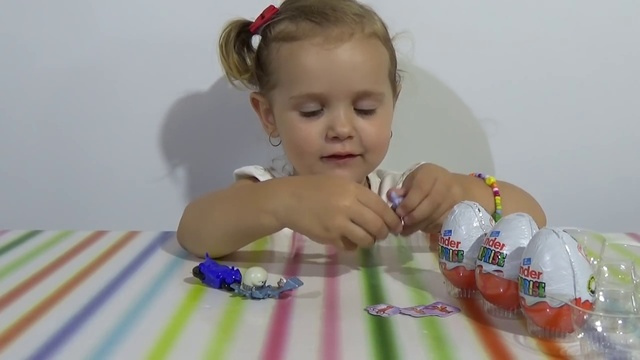 Киндер Сюрприз Пингвины распаковка игрушек Kinder Surprise eggs with toys unboxi