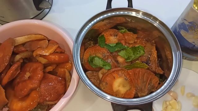 СОЛИМ РЫЖИКИ ХОЛОДНЫМ СПОСОБОМ! КАК СОЛИТЬ РЫЖИКИ? Солёные РЫЖИКИ за 10 дней.
