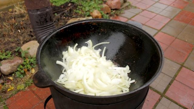 Свинина тушеная с овощами в казане на костре