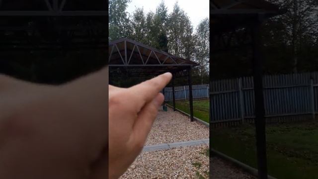 Двухскатный автомобильный навес из металлочерепицы.