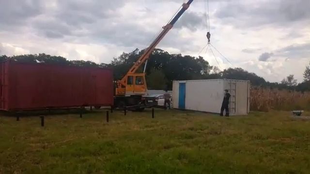 Установка двух контейнеров на винтовые сваи .