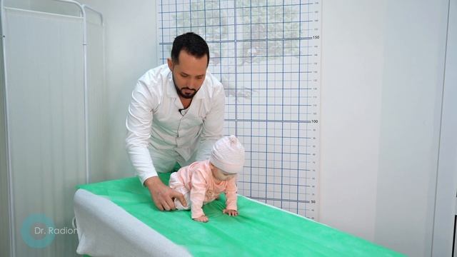 Как научить ребёнка ползать