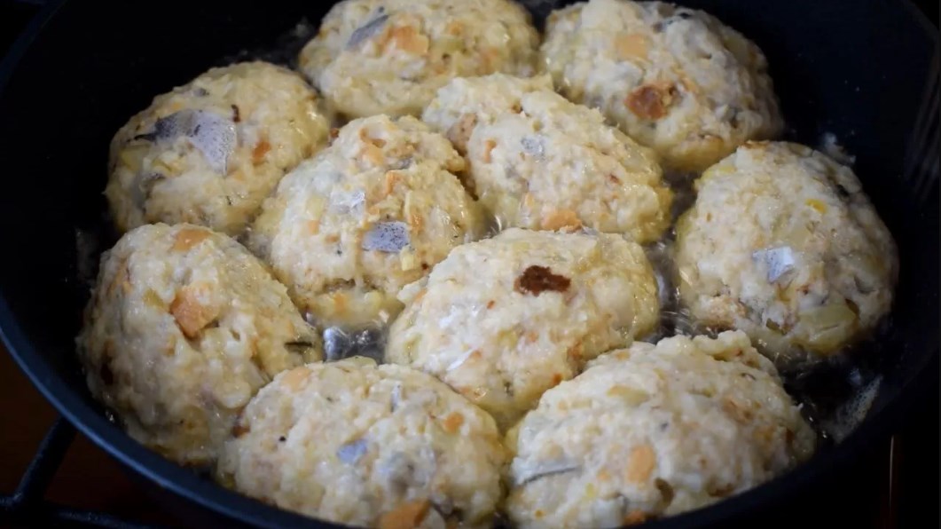 Если готовлю котлеты, то только так и никак по другому! Ну оочень вкусно! Нежнейшие рыбные котлетки
