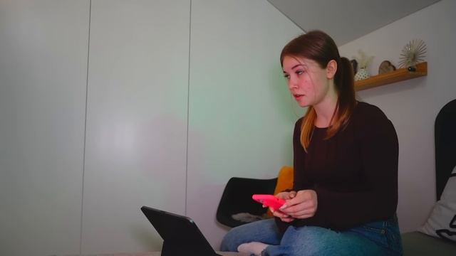 Амелька влюбилась в Голосового Помощника!