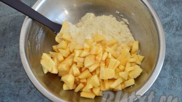 Творожная запеканка с яблоками и манкой