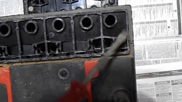 Как снять верхнюю крышку аккумулятора Atlas 70 Ач MF80D26R