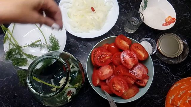 Помидоры с луком на зиму!!!"Пальчики оближешь"!!!