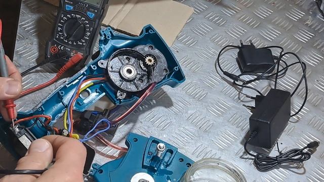 Бесщеточная мини пила KONSUN 21B не включается - ремонт.
