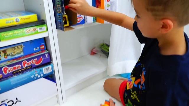 Маленький Крис играет с игрушками - Сборник видео для детей