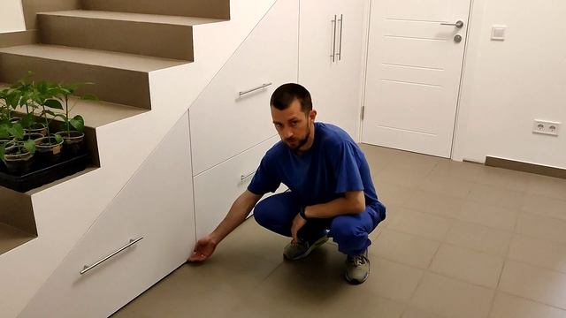 ШКАФ ПОД ЛЕСТНИЦЕЙ. КРАТКИЙ ОБЗОР ГОТОВОЙ РАБОТЫ.
