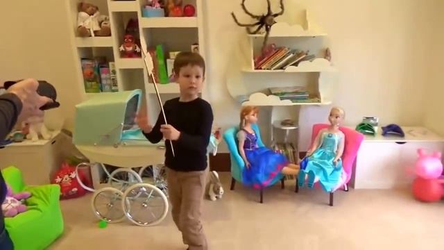 ЧТО ВНУТРИ БОЛЬШОГО ШОКОЛАДНОГО ЯЙЦА Новые Видео Мистер Макс и Мисс Кейти