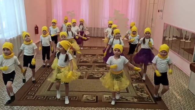 Подготовительная группа Д/С 13 Танец "Вновь снежинок хоровод"