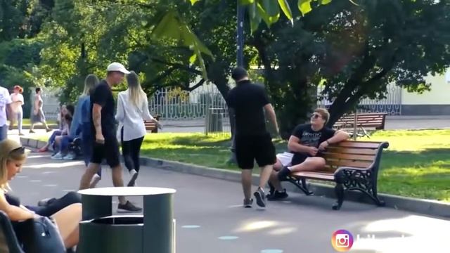 Эдварда била бьют за пранки