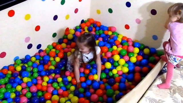 Шарики для сухого бассейна. Обзор и развлечение. Pool with color balls