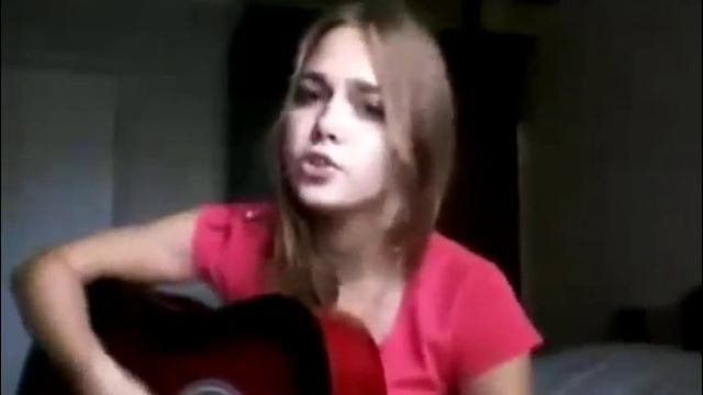 Девушка поет под гитару.