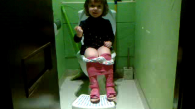 Zoi is singing in the toilete