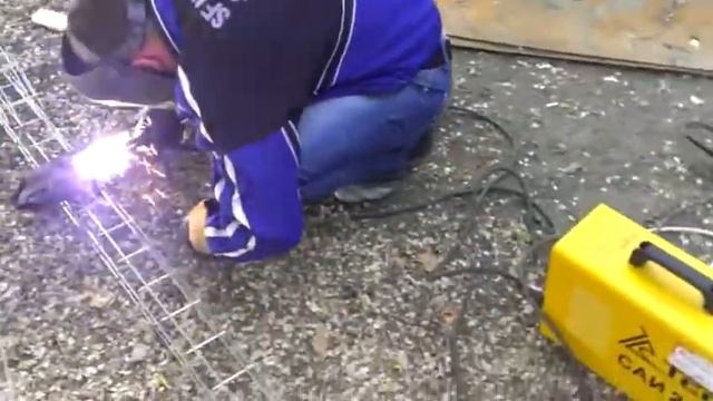 Сварочный инвертор САИ 200 в работе