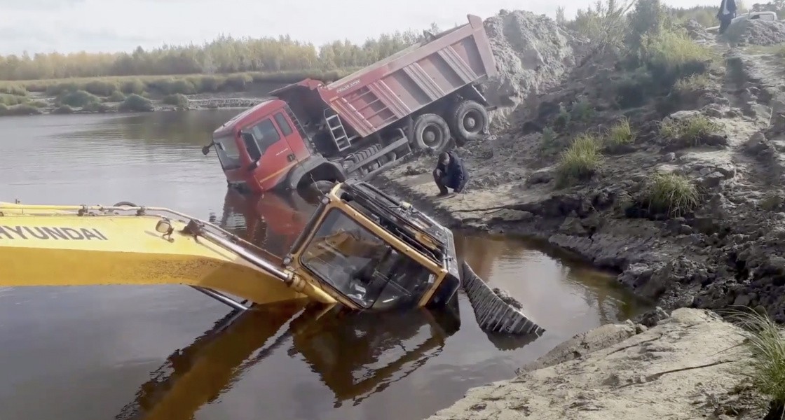 Суровые водители на зимниках Крайнего Севера Русские грузовики на бездорожье
