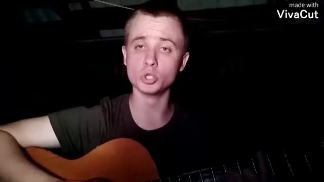 У Курского вокзала, стою я молодой.