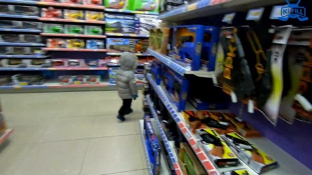 КАКОЙ ПОДАРОК КУПИТ в МАГАЗИНЕ ИГРУШЕК ФИЛИПП для КИРИЛЛА? KiFill boys