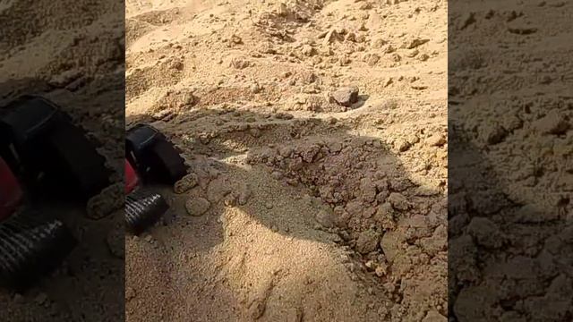 Бульдозер грузит песок в самосвал. Монстр-трак в пещере. A bulldozer loads sand into a dump truck.