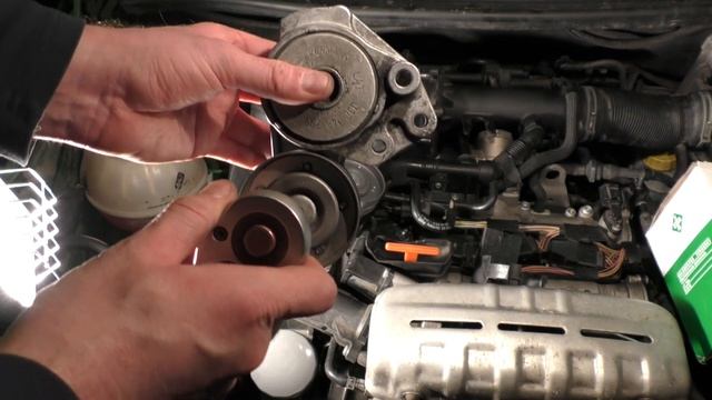 замена натяжителя ремня 1,4TSI