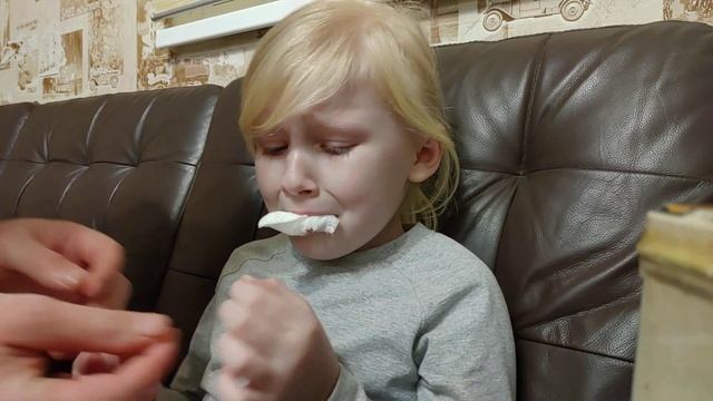 Как вырвать молочный зуб в домашних условиях ;))