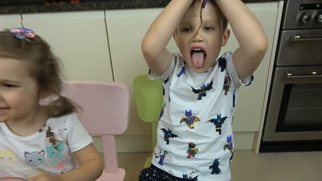 ЕДА в СОУСЕ Челлендж Макс и Катя полностью испачкались как bad baby Съешь съедоб