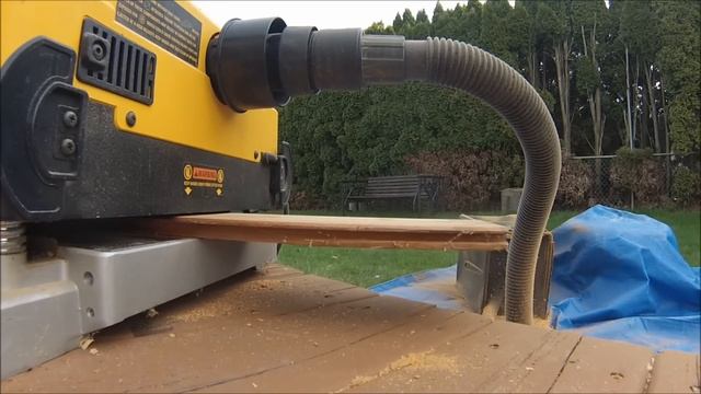 Рейсмусовый станок в действии Dewalt DW735