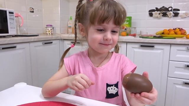 Ева и мама играют в съедобные и несъедобные шоколадные вещи