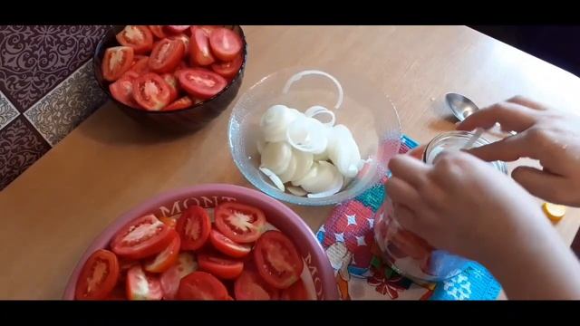 Помидоры с луком на зиму.Просто быстро и очень вкусно!!!!!
