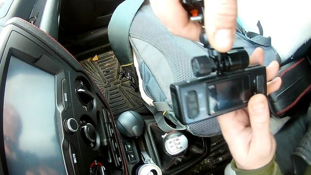 Как закрепить видеорегистратор к лобовому стеклу?