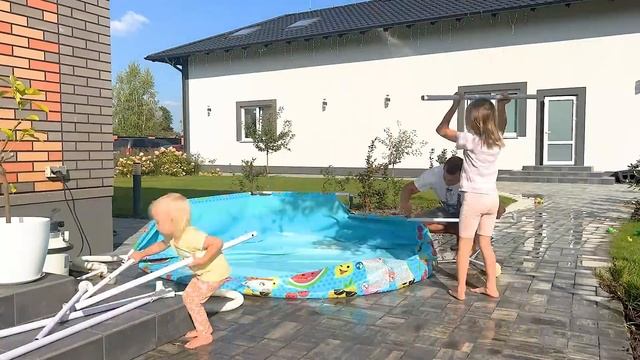 СОФИЯ НЕ ХОЧЕТ УБИРАТЬ БАССЕЙН. ПЛАВАЕТ ПОСЛЕ ШКОЛЫ. СОФУНЬЯ ШАЛУНЬЯ