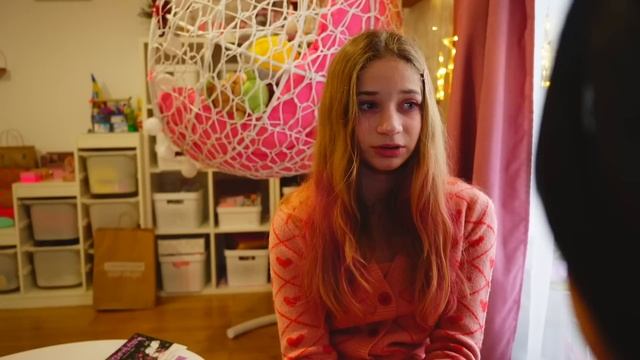 УЭНЗДЕЙ Собирается на БАЛ! Энид помогает ей с выбором наряда!