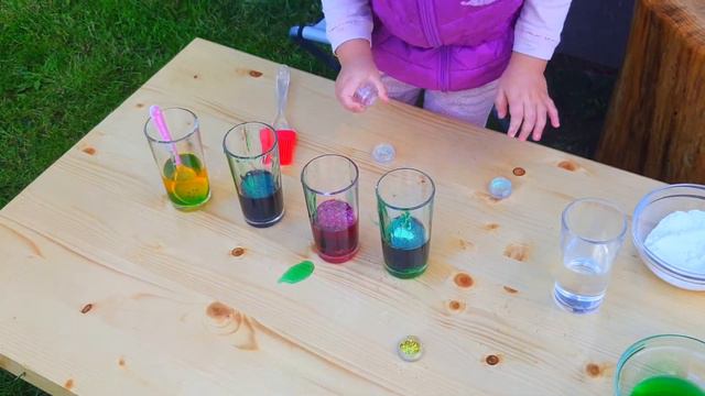 Ева и Мама играют и делают Разноцветный Вулкан с Блестками