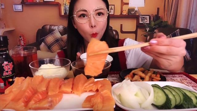 МУКБАНГ Красивая корейская девушка ест СУШИ со звуком АСМР | Невероятная еда