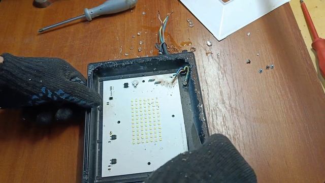 Светодиодный уличный прожектор. Ремонт, разборка неразборного светодиодного LED прожектора 100W IP6