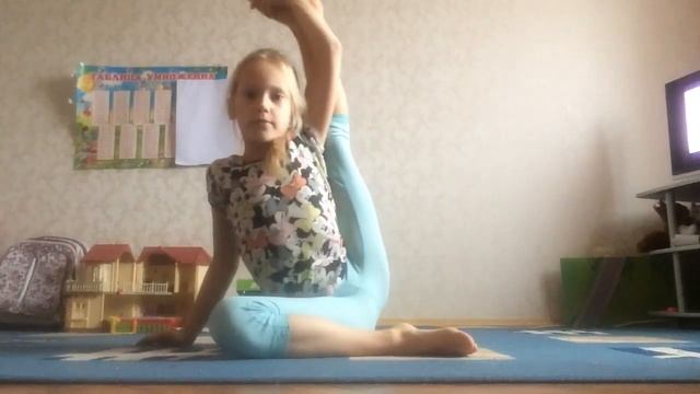 Моя гимнастика с сестрой.