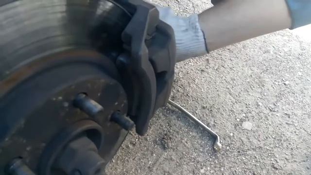 Как устранить стук тормозных колодок своими руками без затрат