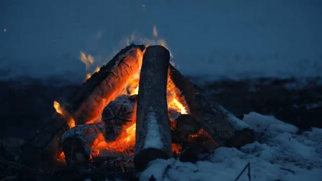 ? Потрескивающий костер ветреной зимней ночью (10 ЧАСОВ) ? Уютный камин 4K для сна