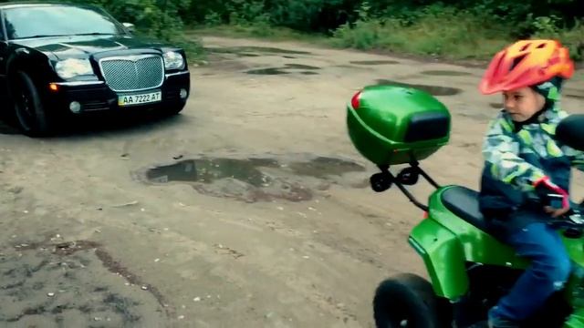 Мама попала в неприятную ситуацию. Денис едет на помощь.