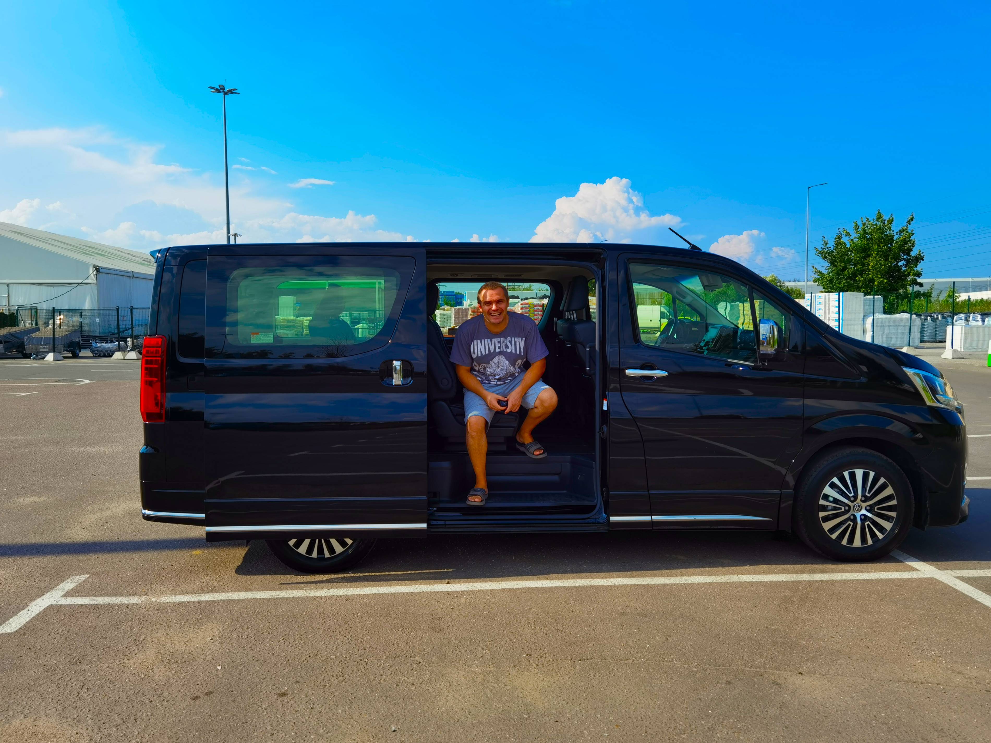 Тойота HIACE VIP-конкурент ли Мультивену или Мерседес Вито.