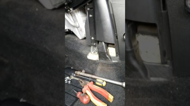 Как заменить электродвигатель отопителя салона Nissan х-трейл Т31 (часть 2)