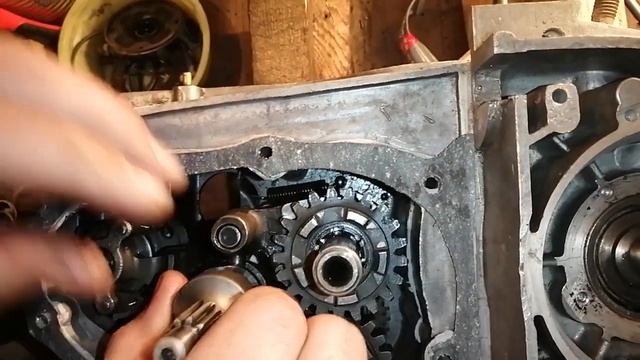 Установка коленвала и сборка коробки на Иж планета 4