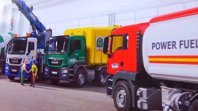 Бензовоз BRUDER помогает Бетоновозу который поломался Машинки для детей