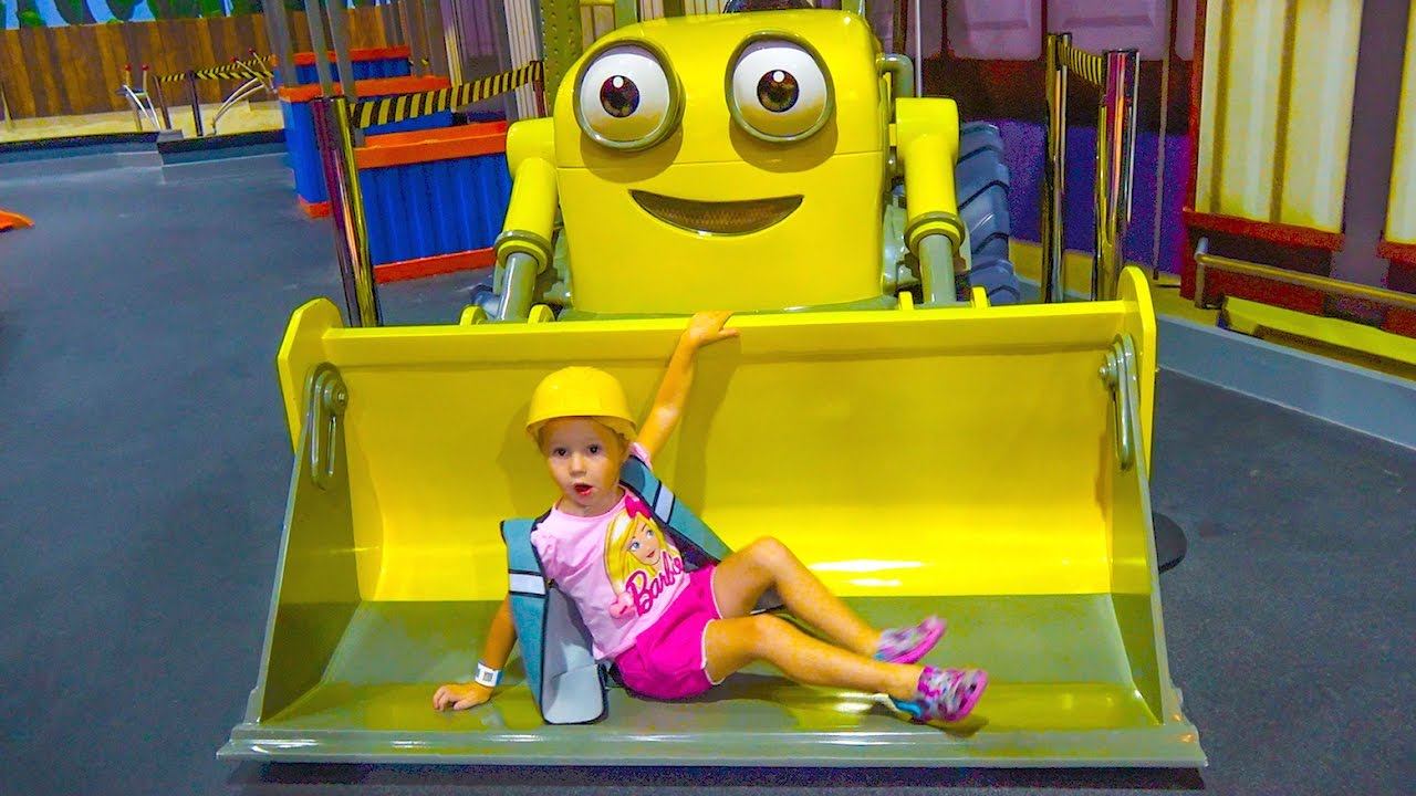 Паровозик Томас и Боб Строитель помогают Насте найти Скай / Kids indoor playground