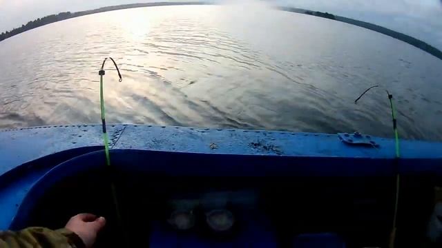 Лещевая рыбалка с лодки Ловля леща на кольцо и бортовые удочки