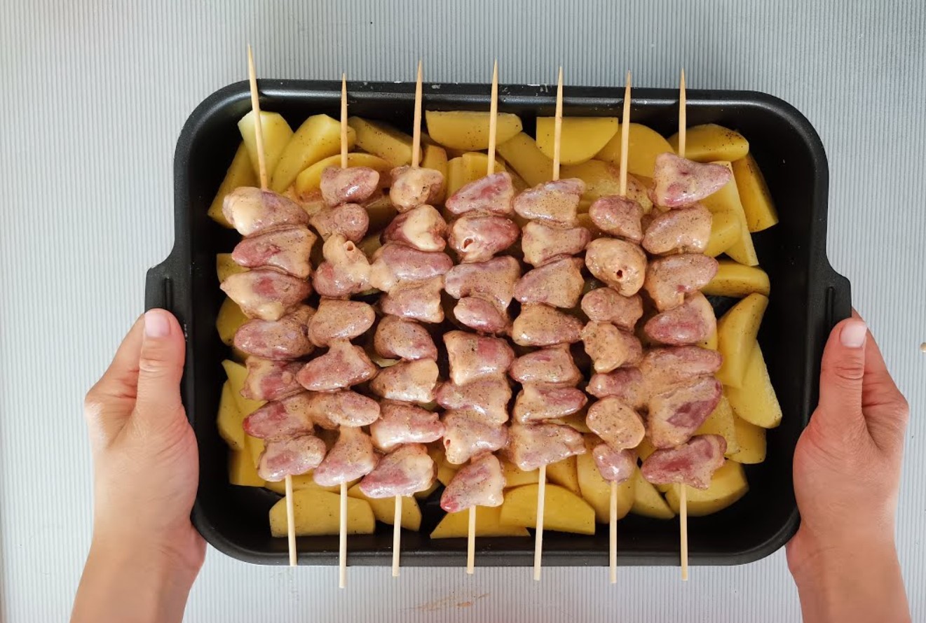ЭТО БЛЮДО ПОНРАВИТСЯ КАЖДОМУ! Картофель с куриными сердечками в духовке! КУРИНЫЕ СЕРДЕЧКИ НА ШПАЖКАХ