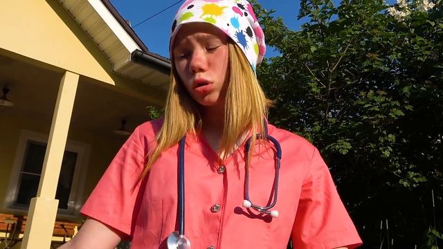 Дети играют в доктора и больницу и лечат уколами пациента хулигана Сборник